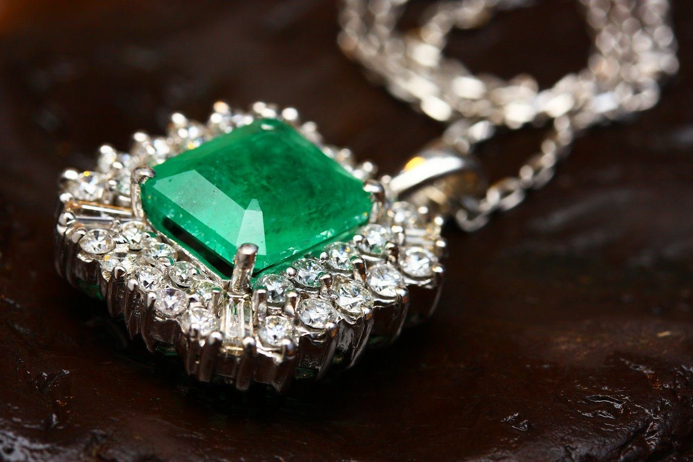 Natural emerald pendant set with diamonds